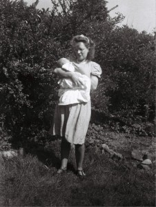 Joyce with Susan 1946